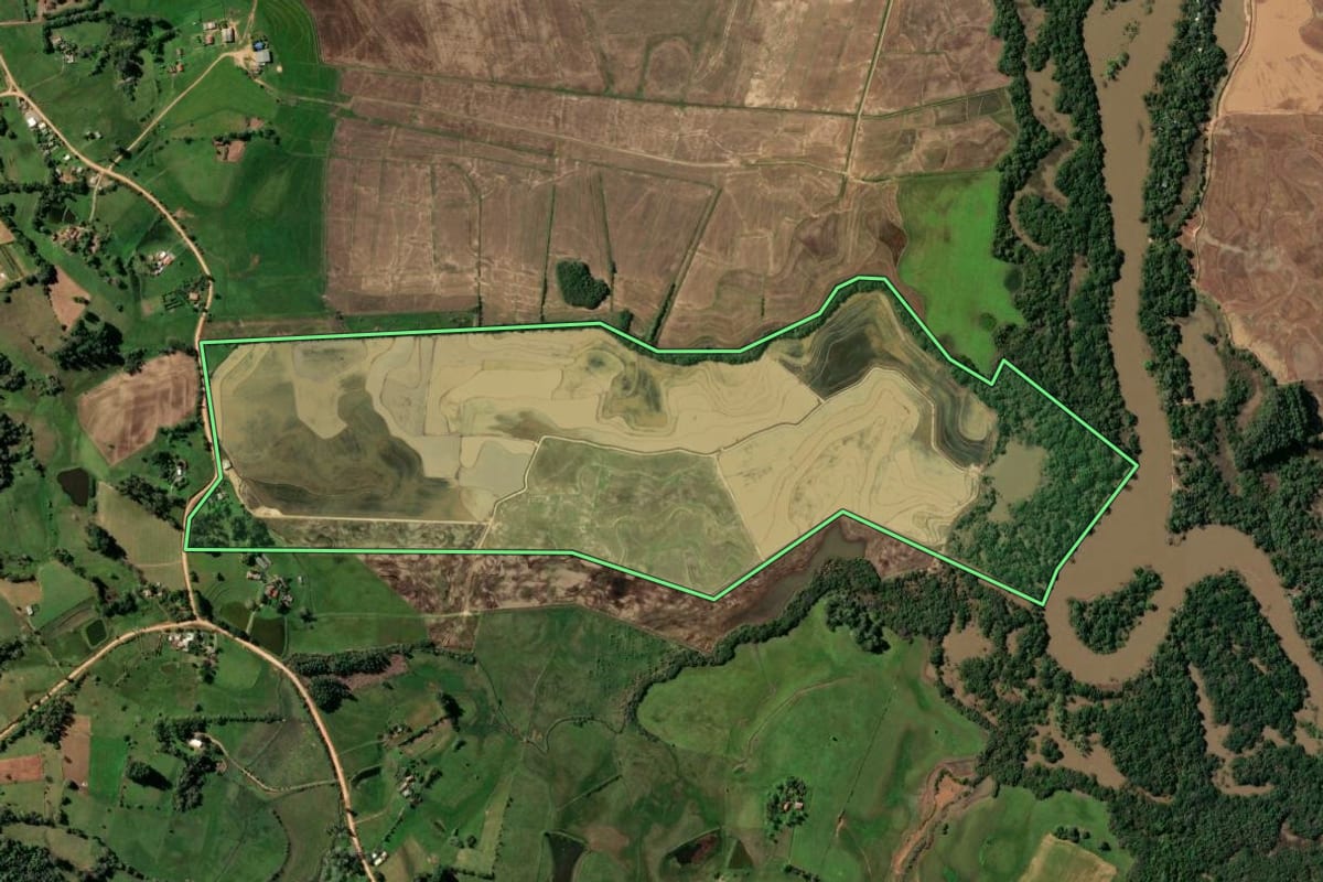 Imagem de satélite do imóvel rural em Rio Pardo (RS), com o contorno declarado no CAR desenhado por cima.