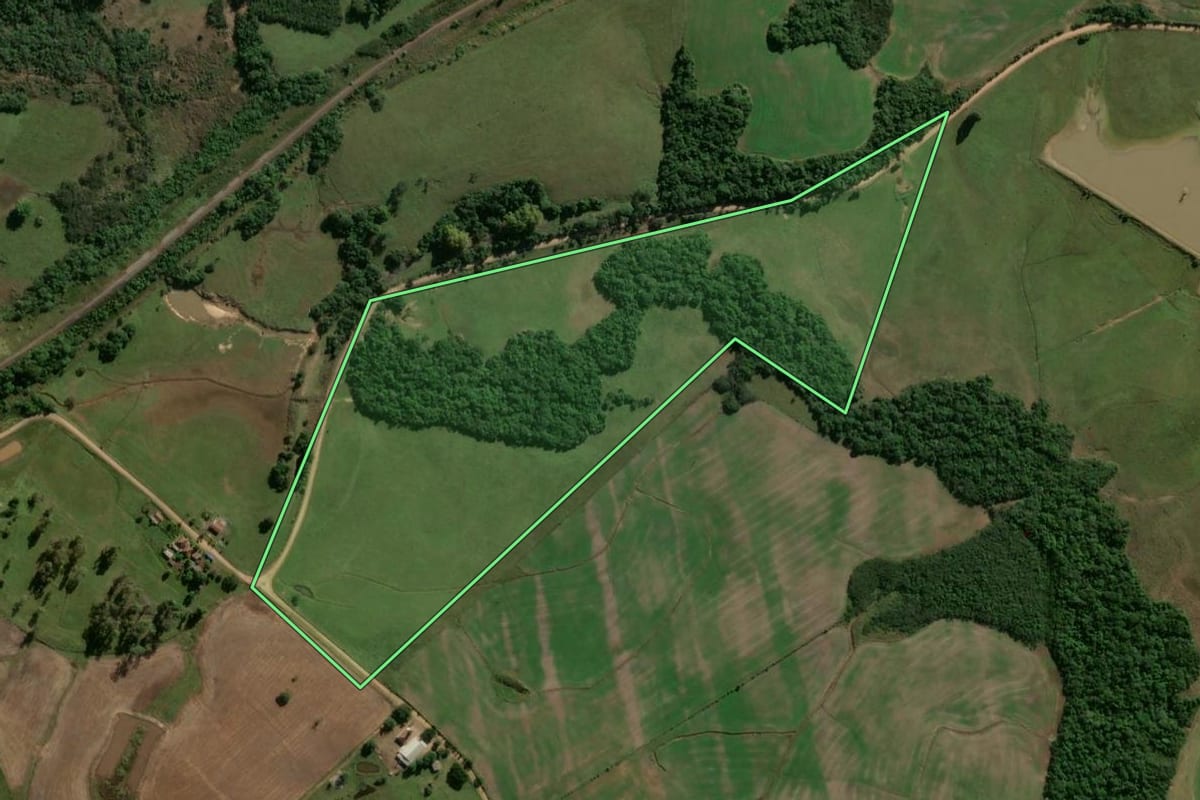 Imagem de satélite do imóvel rural em Rio Pardo (RS), com o contorno declarado no CAR desenhado por cima.