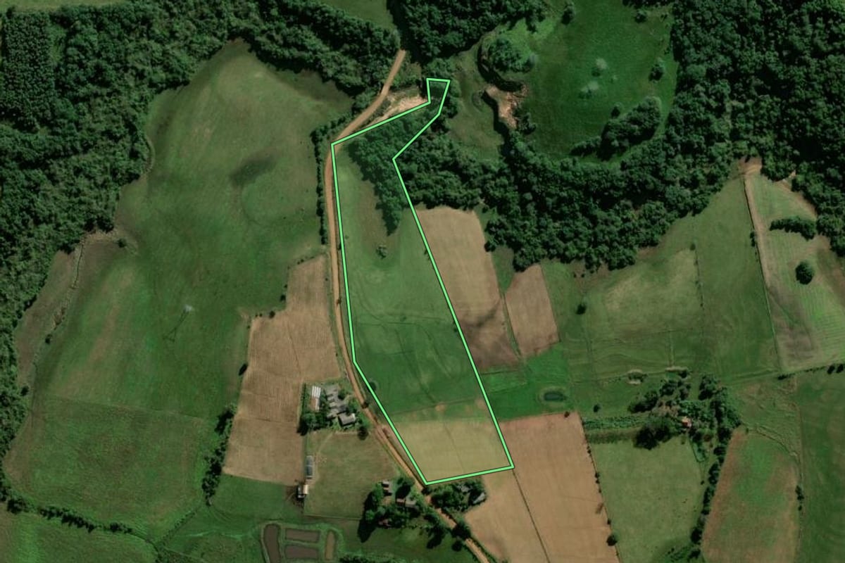 Imagem de satélite do imóvel rural em Rio Pardo (RS), com o contorno declarado no CAR desenhado por cima.