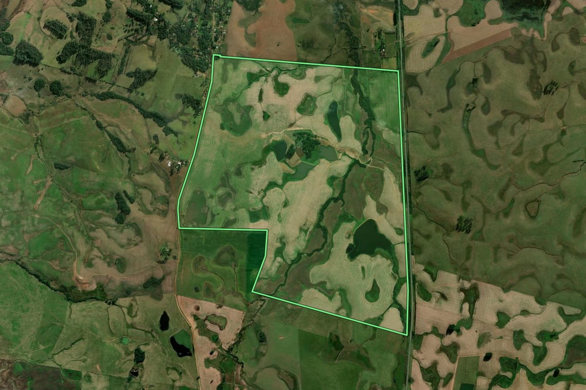 Imagem de satélite do imóvel rural em Rio Pardo (RS), com o contorno declarado no CAR desenhado por cima.