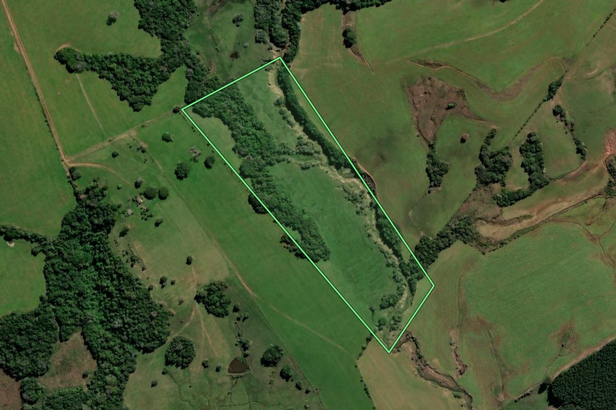 Imagem de satélite do imóvel rural em Rio Pardo (RS), com o contorno declarado no CAR desenhado por cima.