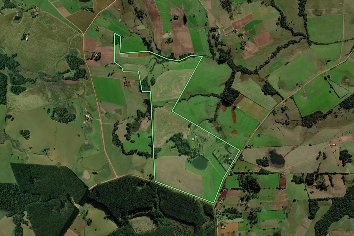 Imagem de satélite do imóvel rural em Rio Pardo (RS), com o contorno declarado no CAR desenhado por cima.