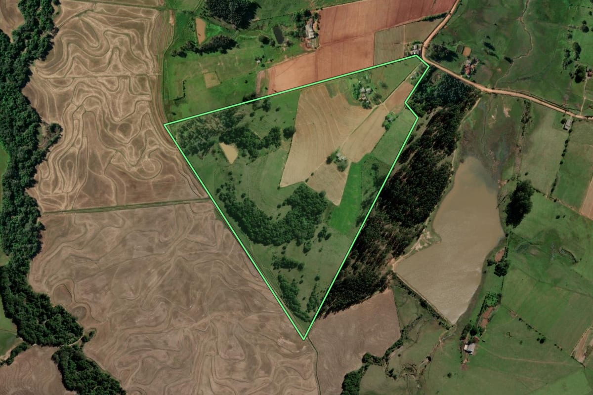 Imagem de satélite do imóvel rural em Rio Pardo (RS), com o contorno declarado no CAR desenhado por cima.