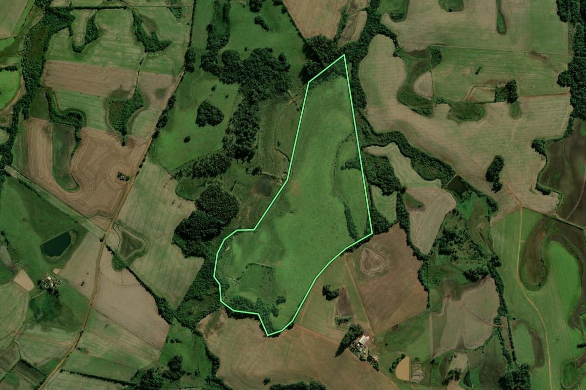 Imagem de satélite do imóvel rural em Rio Pardo (RS), com o contorno declarado no CAR desenhado por cima.