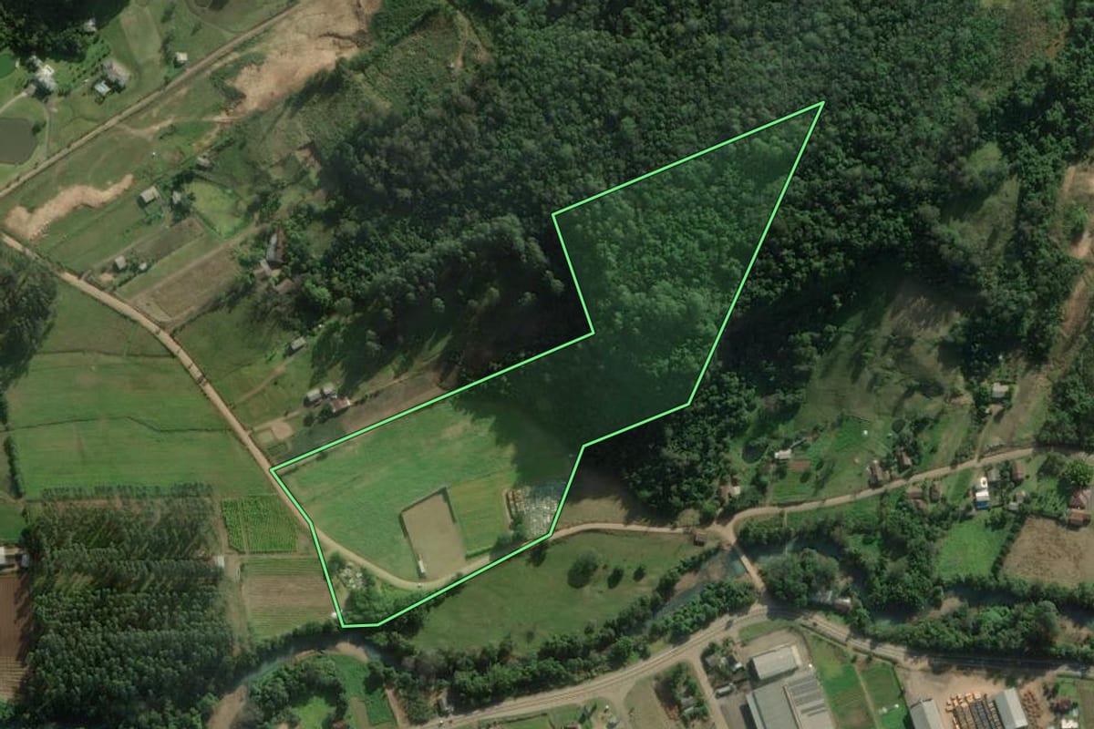 Imagem de satélite do imóvel rural em Riozinho (RS), com o contorno declarado no CAR desenhado por cima.