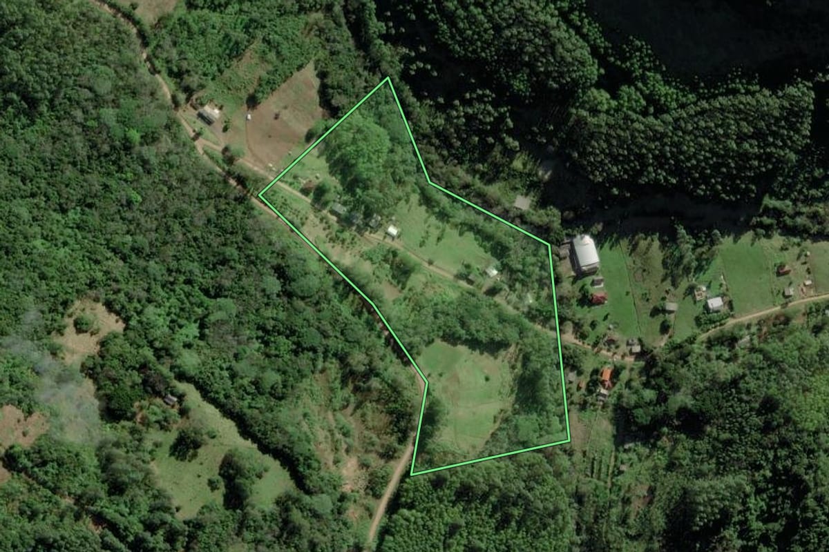 Imagem de satélite do imóvel rural em Riozinho (RS), com o contorno declarado no CAR desenhado por cima.