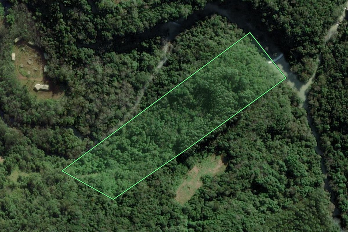 Imagem de satélite do imóvel rural em Riozinho (RS), com o contorno declarado no CAR desenhado por cima.