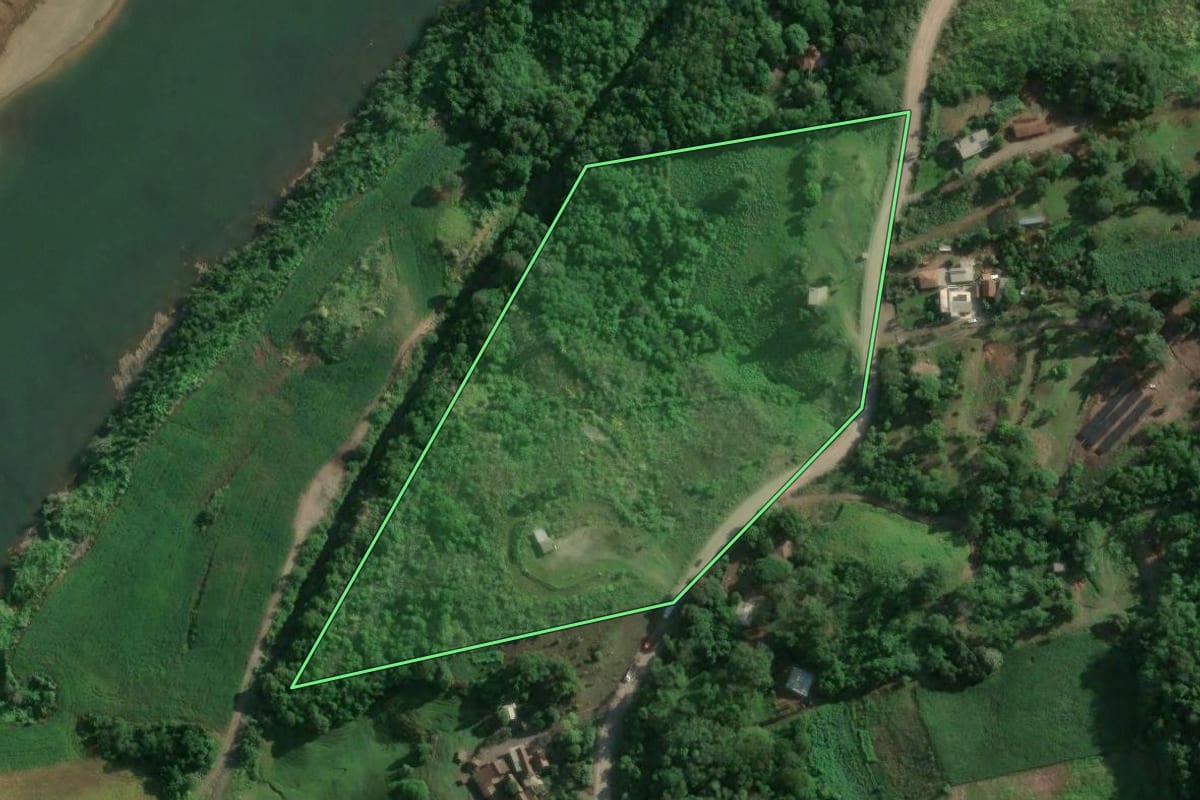 Imagem de satélite do imóvel rural em Roca Sales (RS), com o contorno declarado no CAR desenhado por cima.