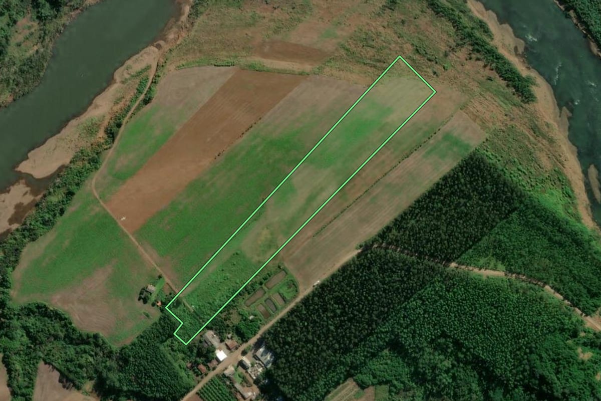 Imagem de satélite do imóvel rural em Roca Sales (RS), com o contorno declarado no CAR desenhado por cima.
