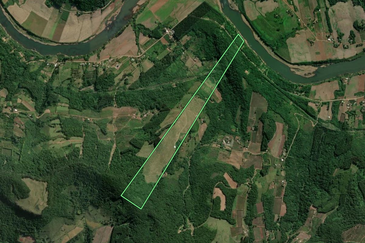 Imagem de satélite do imóvel rural em Roca Sales (RS), com o contorno declarado no CAR desenhado por cima.