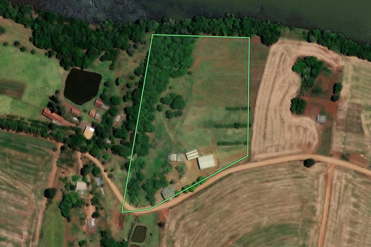 Imagem de satélite do imóvel rural em Rodeio Bonito (RS), com o contorno declarado no CAR desenhado por cima.