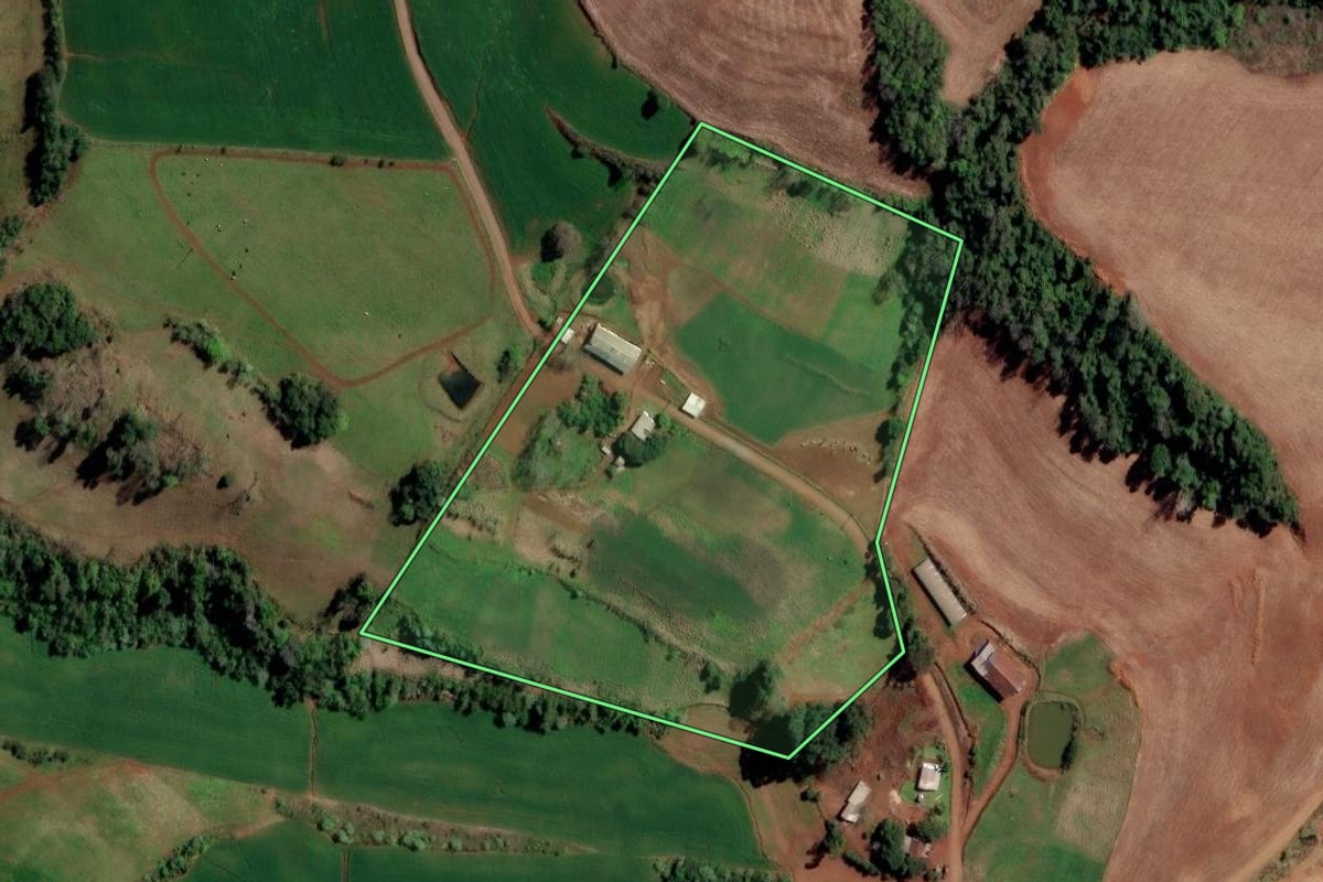 Imagem de satélite do imóvel rural em Rodeio Bonito (RS), com o contorno declarado no CAR desenhado por cima.