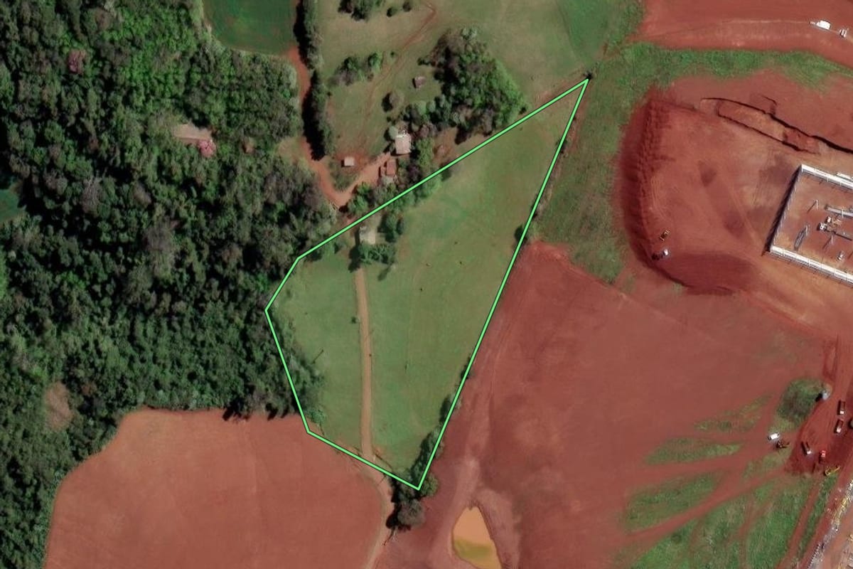 Imagem de satélite do imóvel rural em Rodeio Bonito (RS), com o contorno declarado no CAR desenhado por cima.