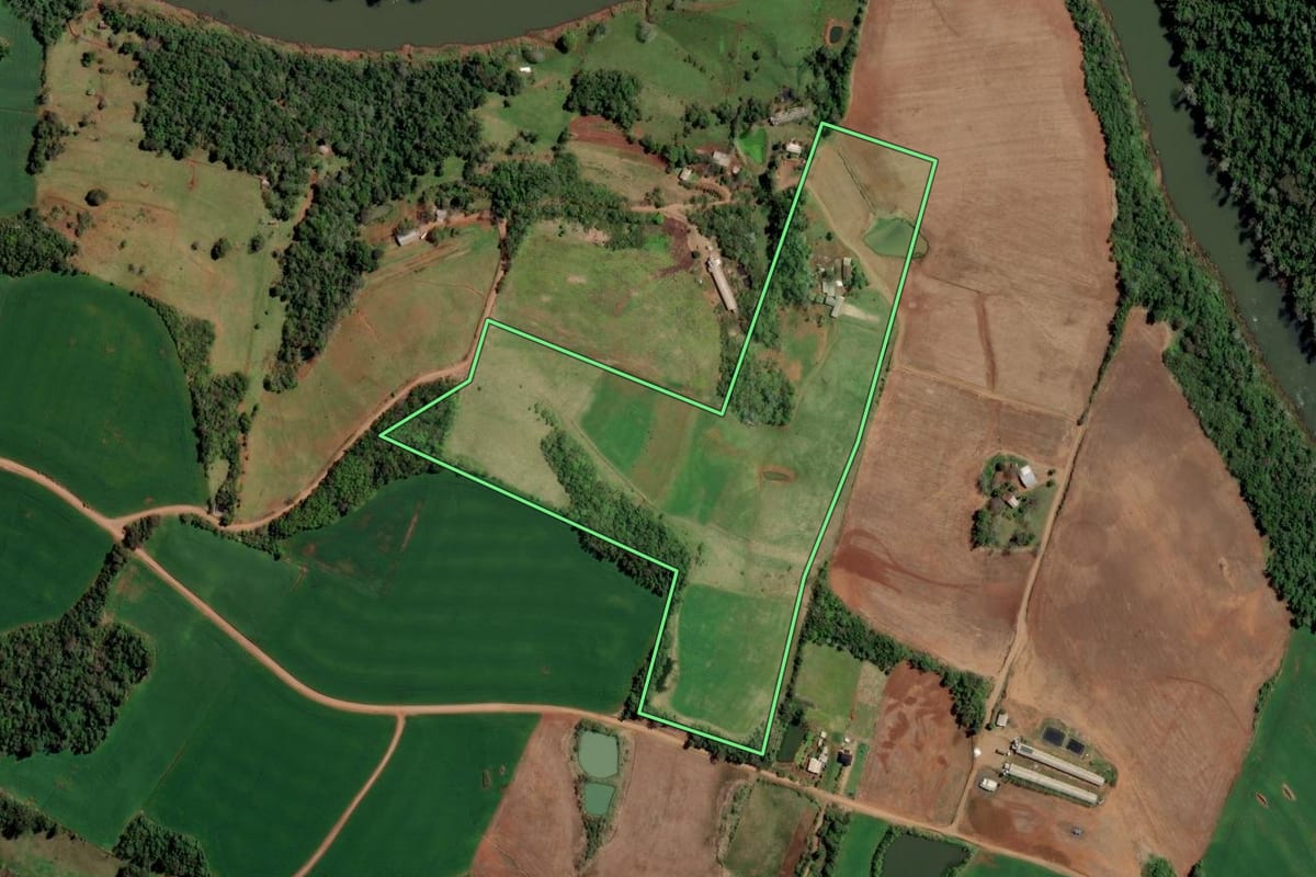 Imagem de satélite do imóvel rural em Rodeio Bonito (RS), com o contorno declarado no CAR desenhado por cima.