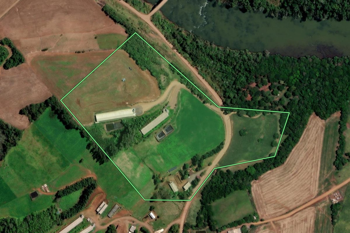 Imagem de satélite do imóvel rural em Rodeio Bonito (RS), com o contorno declarado no CAR desenhado por cima.