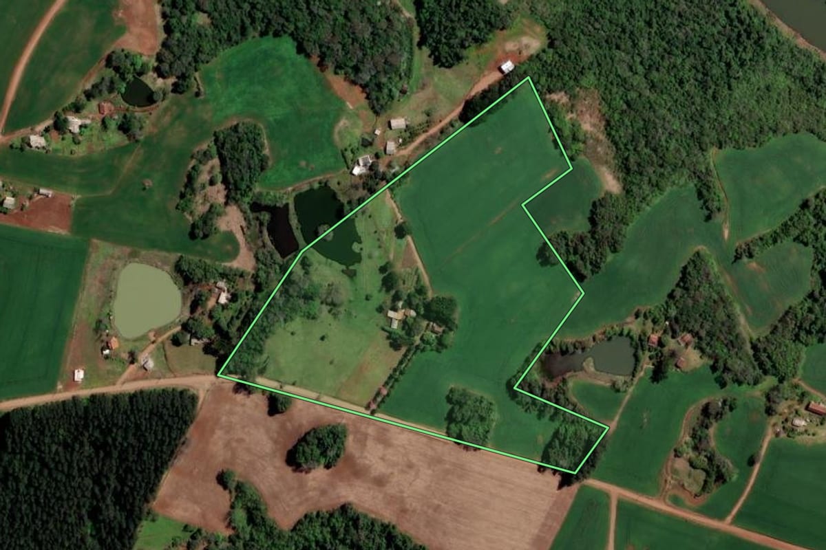 Imagem de satélite do imóvel rural em Rodeio Bonito (RS), com o contorno declarado no CAR desenhado por cima.