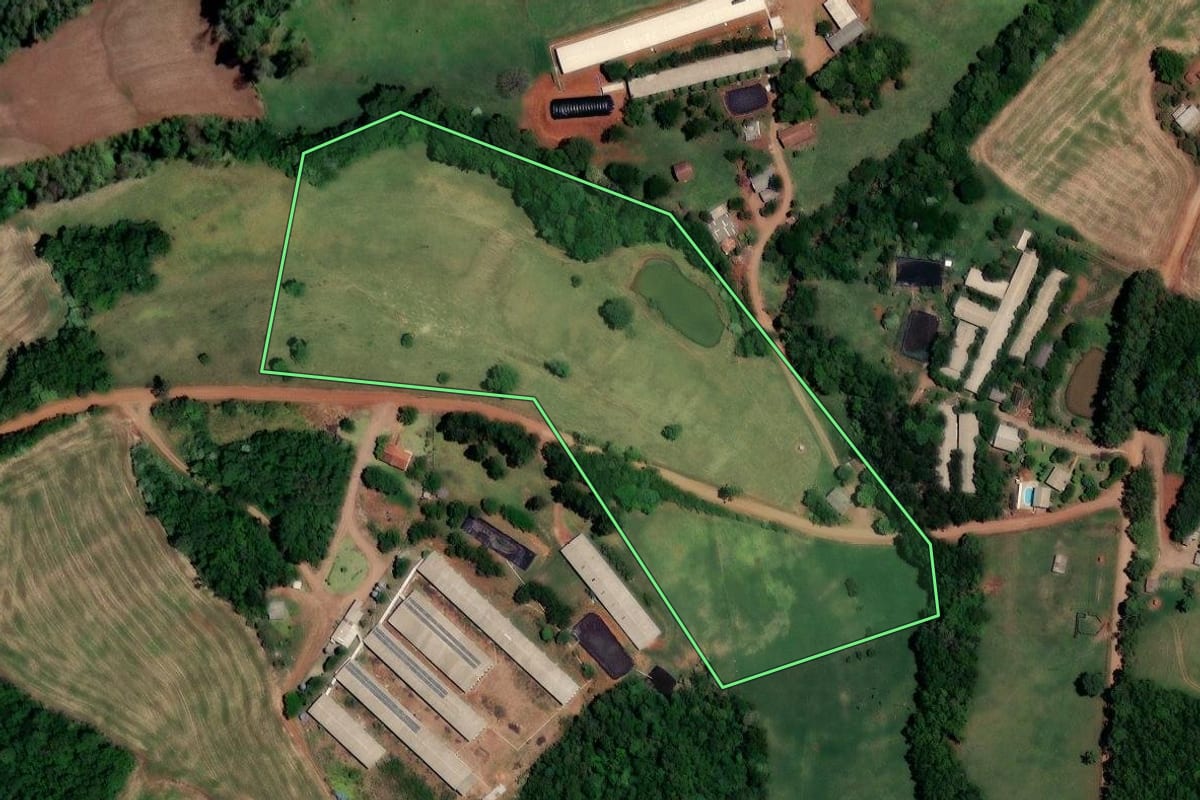 Imagem de satélite do imóvel rural em Rodeio Bonito (RS), com o contorno declarado no CAR desenhado por cima.