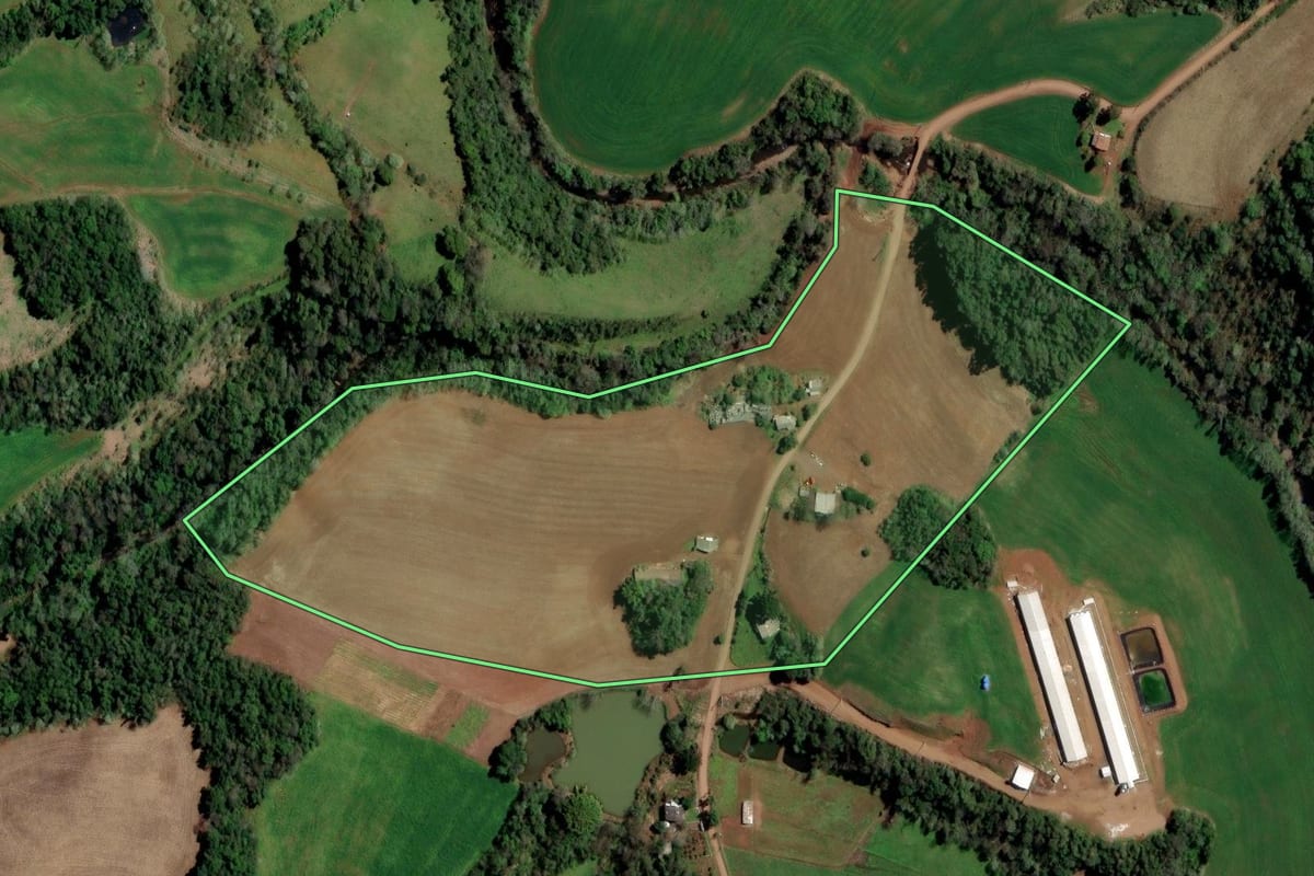 Imagem de satélite do imóvel rural em Rodeio Bonito (RS), com o contorno declarado no CAR desenhado por cima.