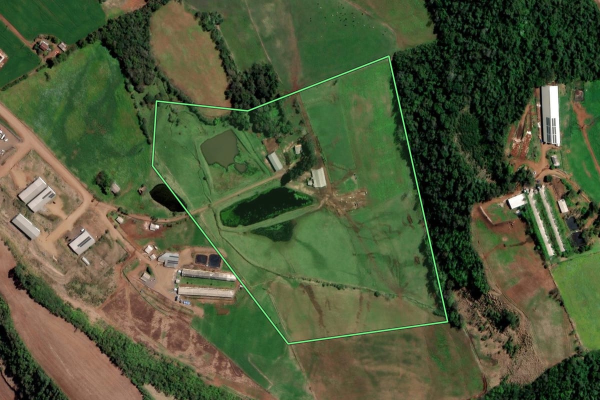 Imagem de satélite do imóvel rural em Rodeio Bonito (RS), com o contorno declarado no CAR desenhado por cima.