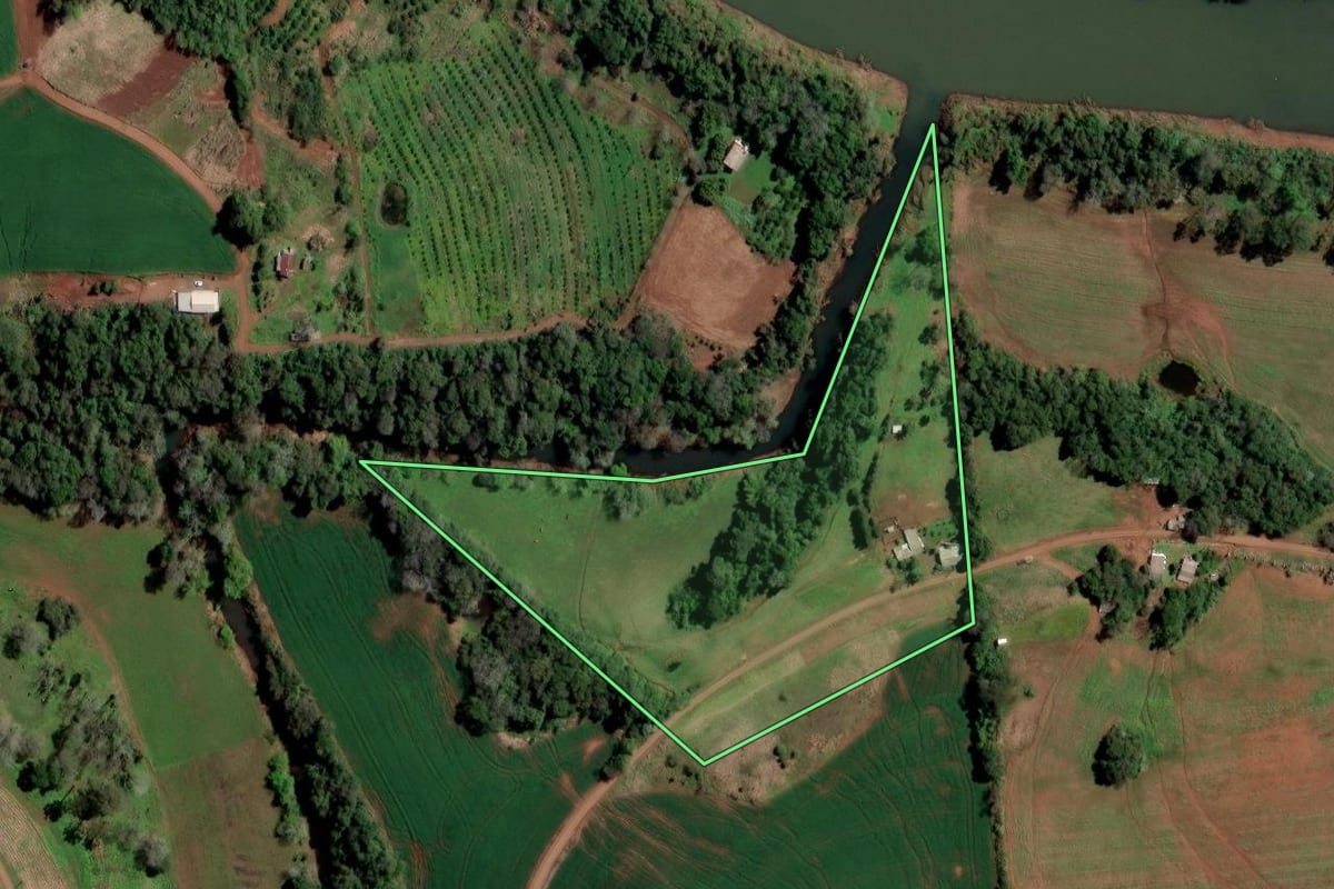 Imagem de satélite do imóvel rural em Rodeio Bonito (RS), com o contorno declarado no CAR desenhado por cima.
