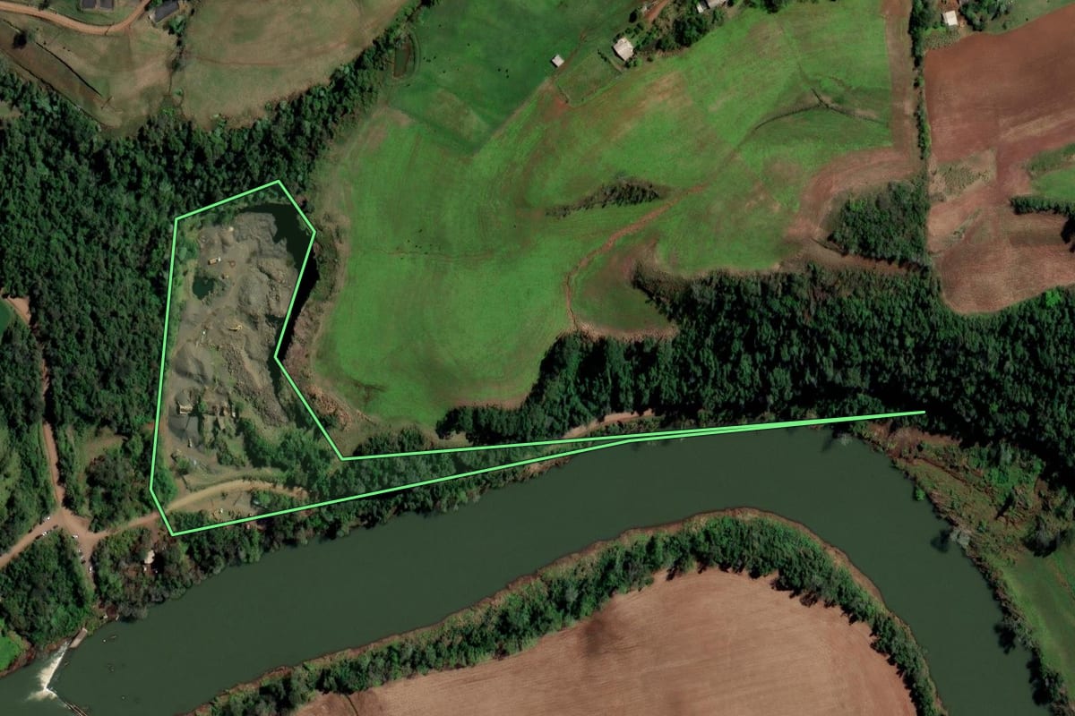 Imagem de satélite do imóvel rural em Rodeio Bonito (RS), com o contorno declarado no CAR desenhado por cima.