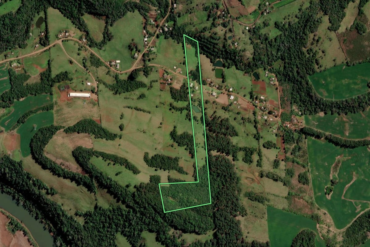 Imagem de satélite do imóvel rural em Rodeio Bonito (RS), com o contorno declarado no CAR desenhado por cima.