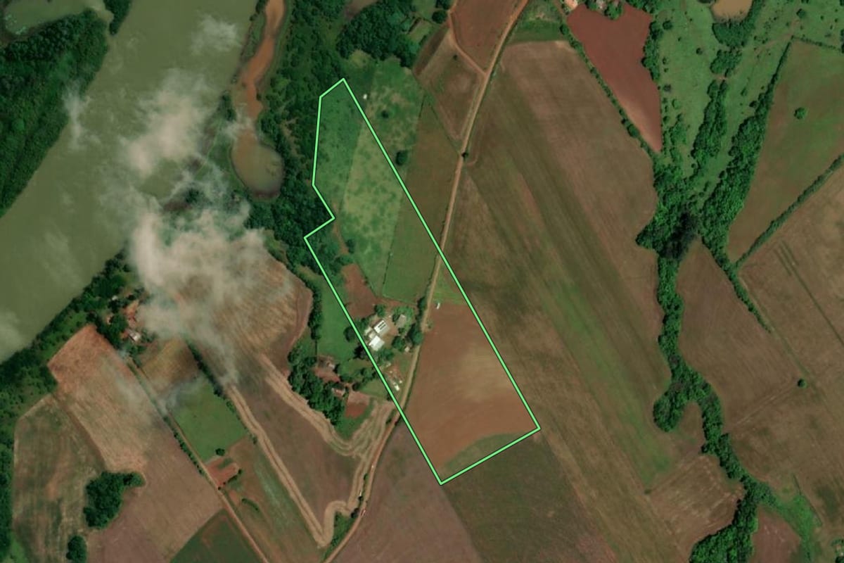 Imagem de satélite do imóvel rural em Rolador (RS), com o contorno declarado no CAR desenhado por cima.