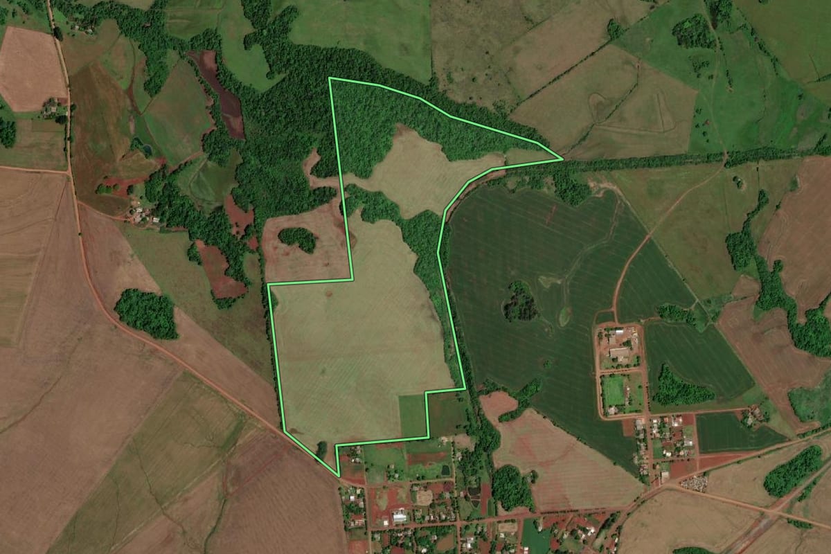 Imagem de satélite do imóvel rural em Rolador (RS), com o contorno declarado no CAR desenhado por cima.