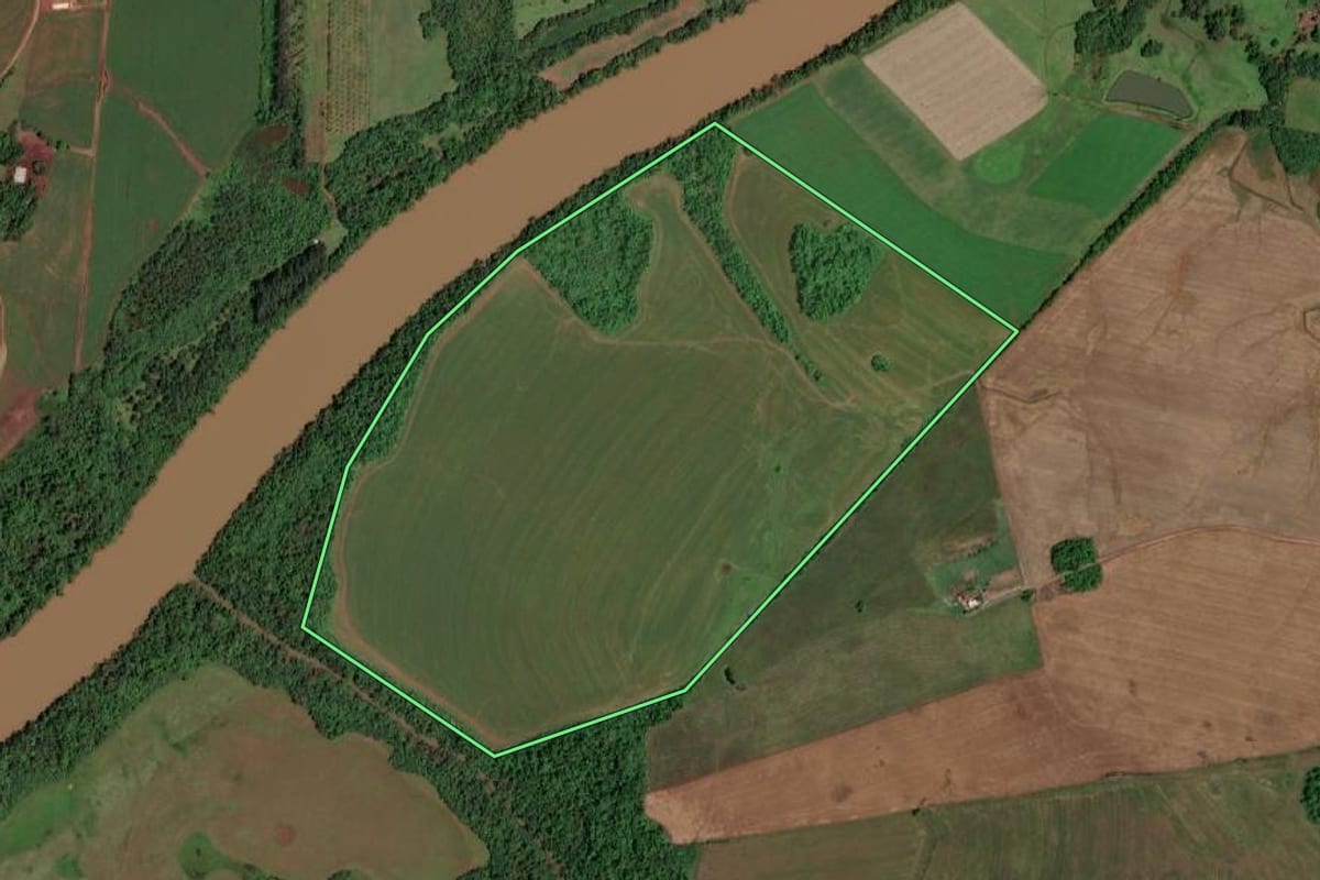 Imagem de satélite do imóvel rural em Rolador (RS), com o contorno declarado no CAR desenhado por cima.