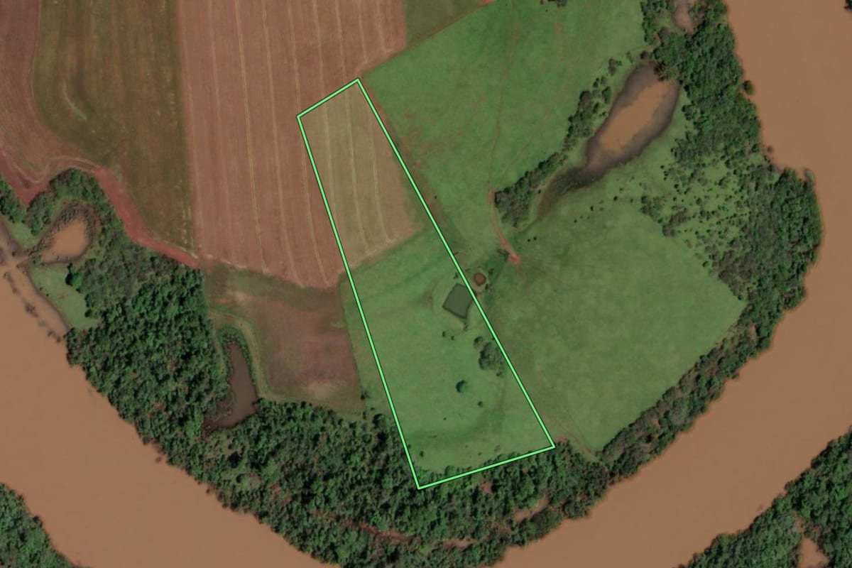 Imagem de satélite do imóvel rural em Rolador (RS), com o contorno declarado no CAR desenhado por cima.