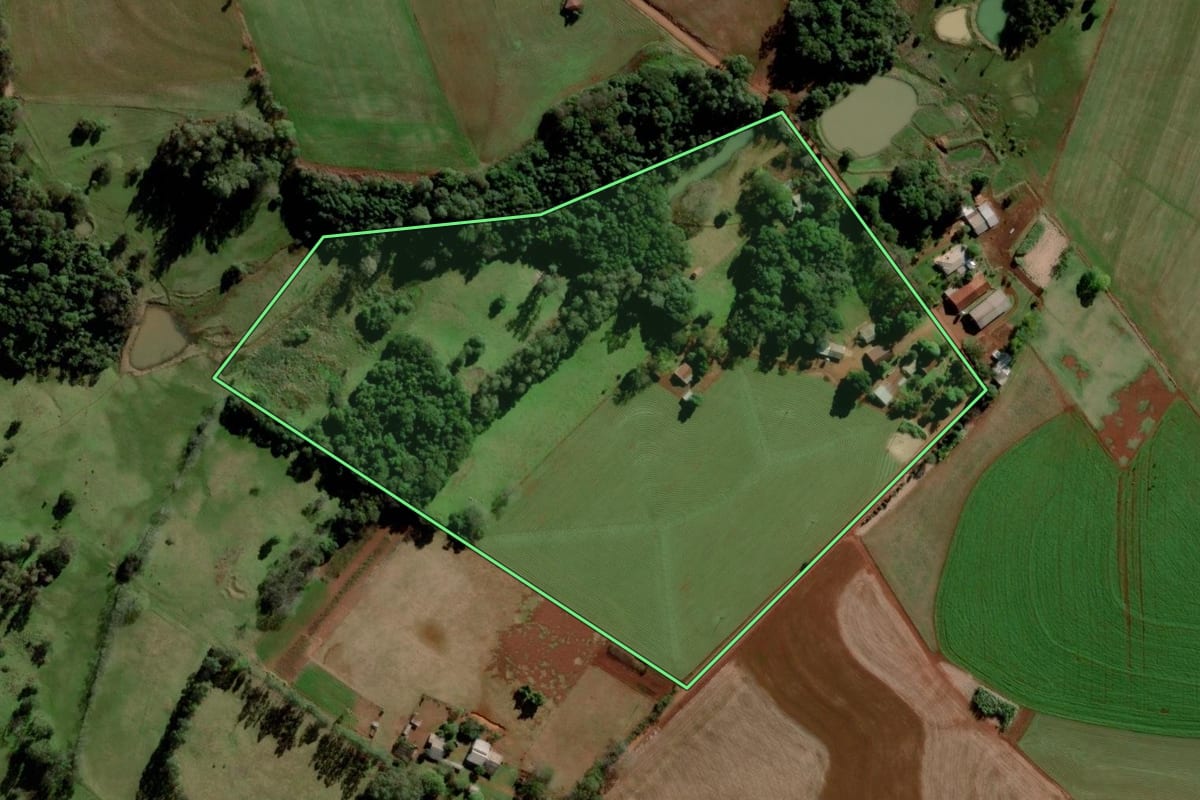 Imagem de satélite do imóvel rural em Rolador (RS), com o contorno declarado no CAR desenhado por cima.