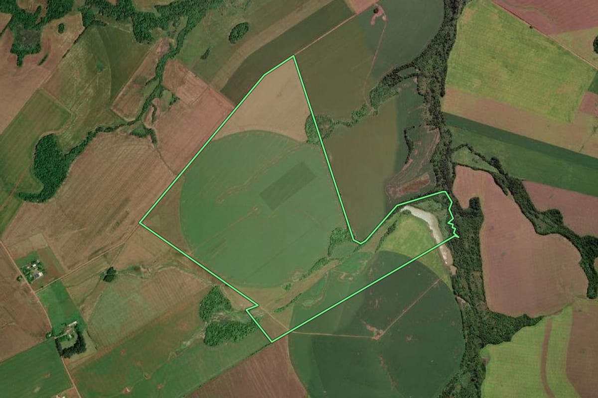 Imagem de satélite do imóvel rural em Rolador (RS), com o contorno declarado no CAR desenhado por cima.