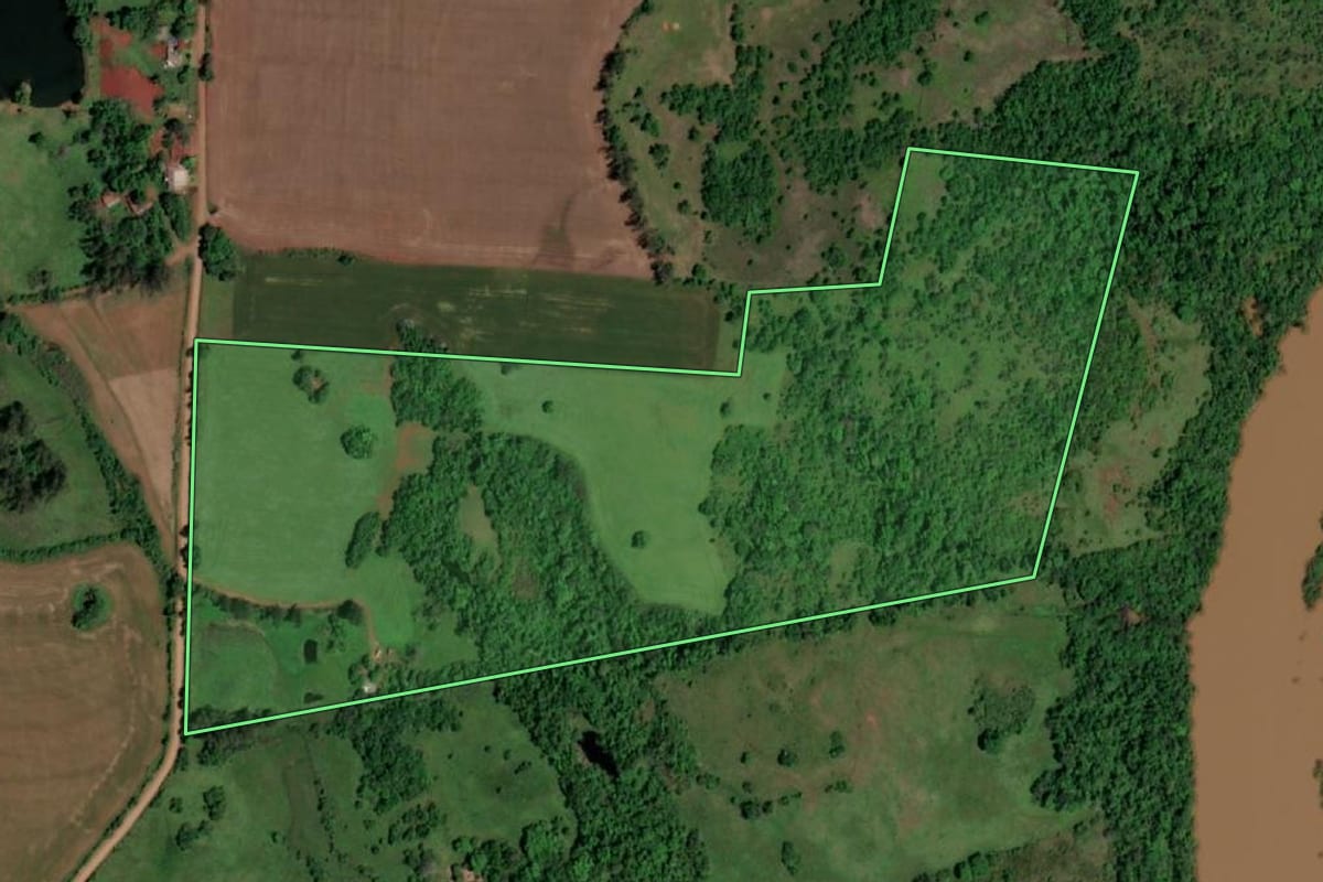 Imagem de satélite do imóvel rural em Rolador (RS), com o contorno declarado no CAR desenhado por cima.
