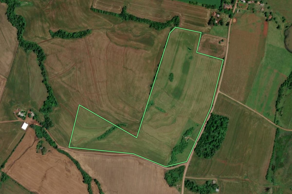 Imagem de satélite do imóvel rural em Rolador (RS), com o contorno declarado no CAR desenhado por cima.
