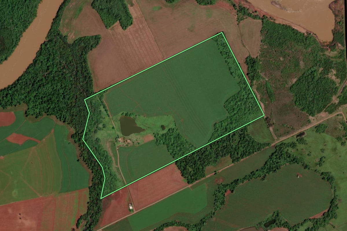Imagem de satélite do imóvel rural em Rolador (RS), com o contorno declarado no CAR desenhado por cima.