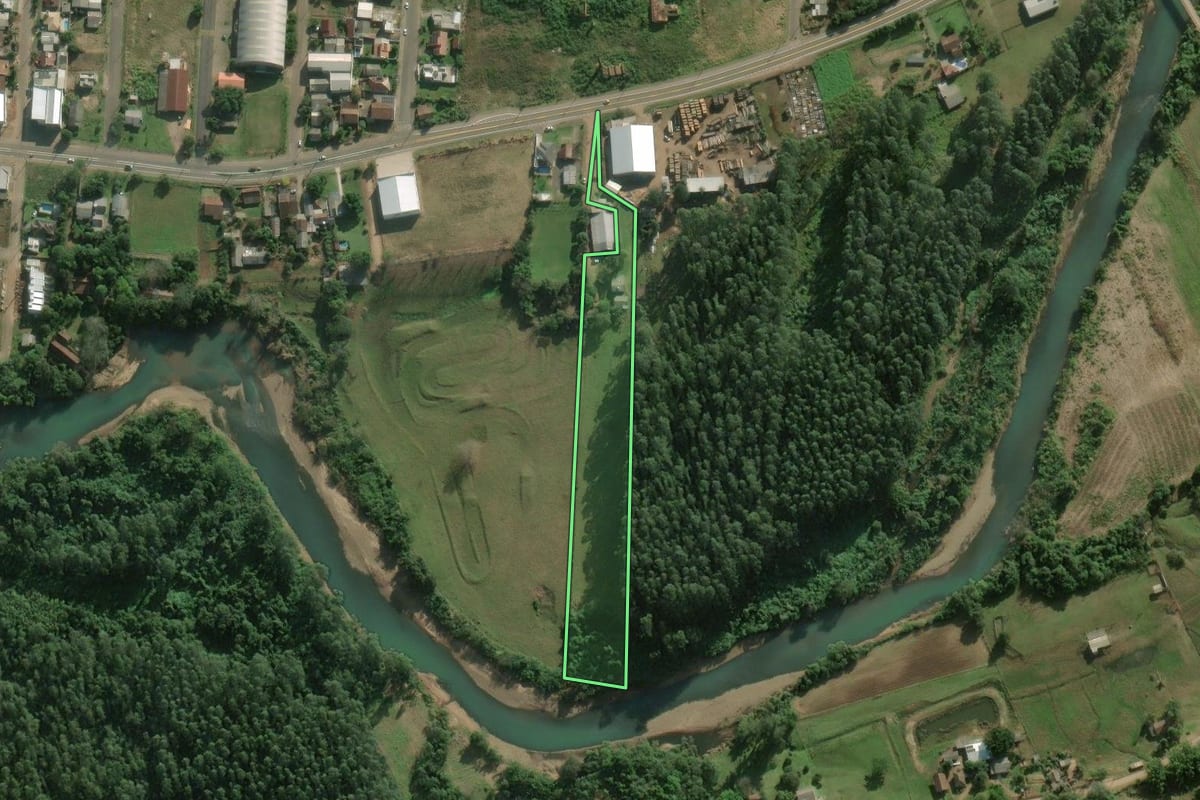 Imagem de satélite do imóvel rural em Rolante (RS), com o contorno declarado no CAR desenhado por cima.