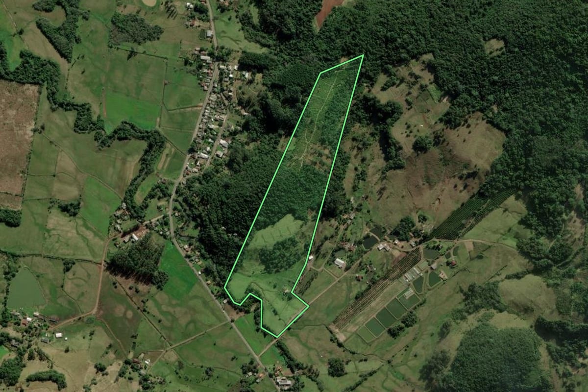 Imagem de satélite do imóvel rural em Rolante (RS), com o contorno declarado no CAR desenhado por cima.