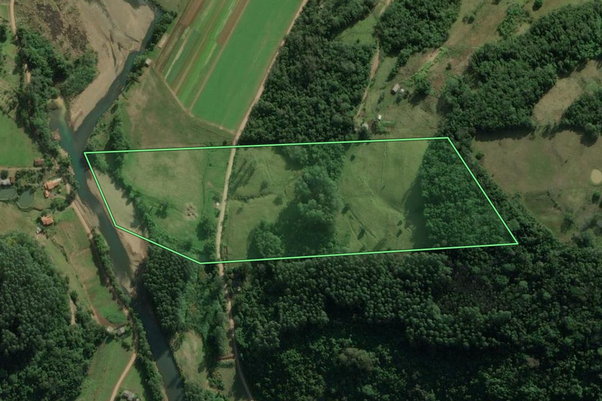 Imagem de satélite do imóvel rural em Rolante (RS), com o contorno declarado no CAR desenhado por cima.