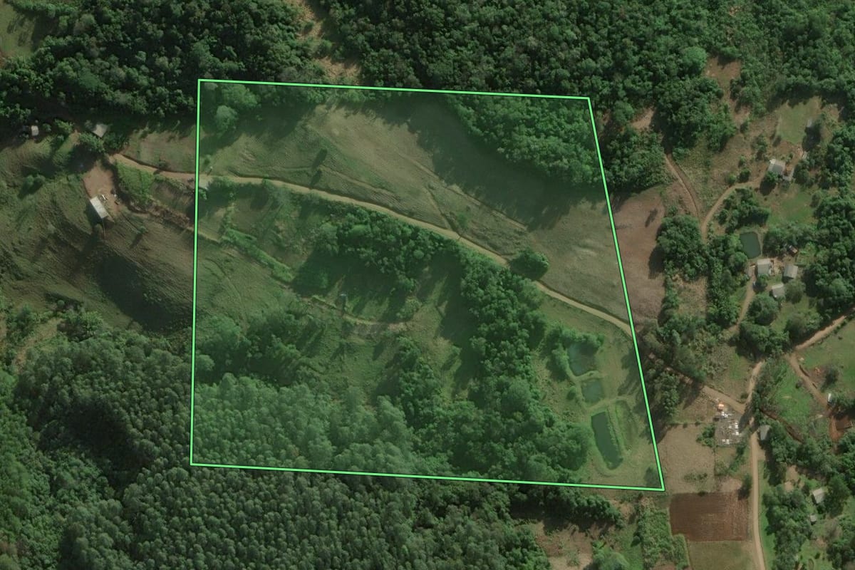 Imagem de satélite do imóvel rural em Rolante (RS), com o contorno declarado no CAR desenhado por cima.