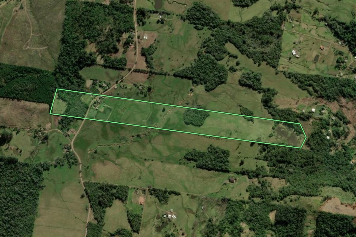 Imagem de satélite do imóvel rural em Rolante (RS), com o contorno declarado no CAR desenhado por cima.