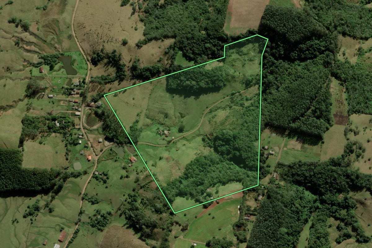 Imagem de satélite do imóvel rural em Rolante (RS), com o contorno declarado no CAR desenhado por cima.