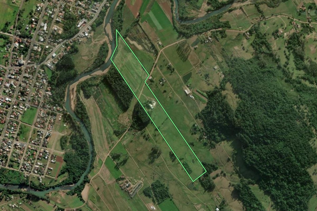 Imagem de satélite do imóvel rural em Rolante (RS), com o contorno declarado no CAR desenhado por cima.