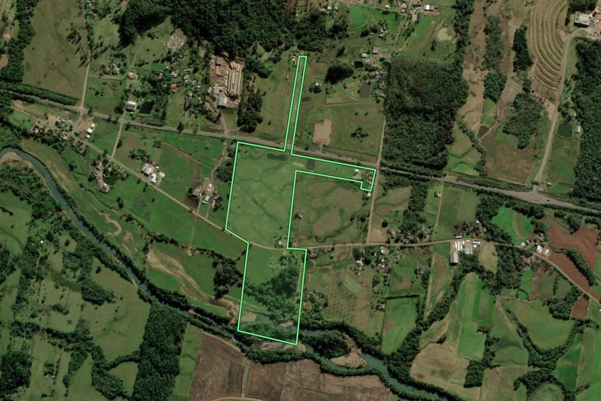 Imagem de satélite do imóvel rural em Rolante (RS), com o contorno declarado no CAR desenhado por cima.