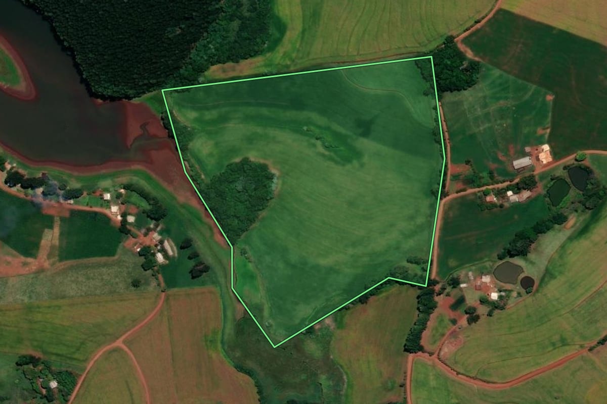 Imagem de satélite do imóvel rural em Ronda Alta (RS), com o contorno declarado no CAR desenhado por cima.