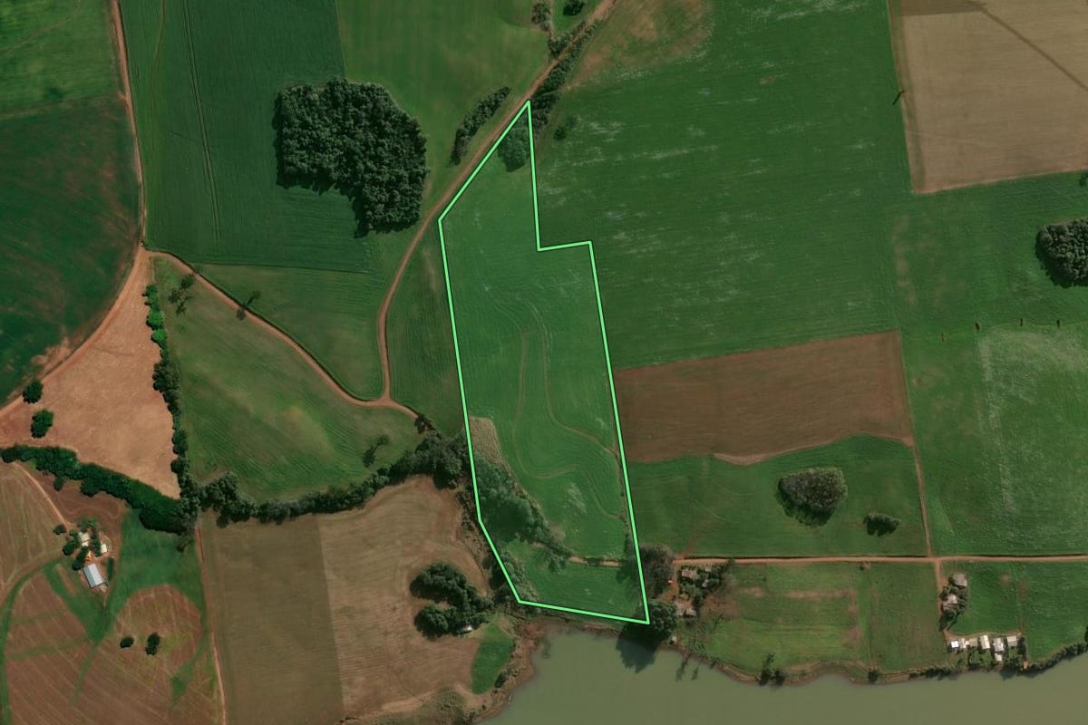 Imagem de satélite do imóvel rural em Ronda Alta (RS), com o contorno declarado no CAR desenhado por cima.
