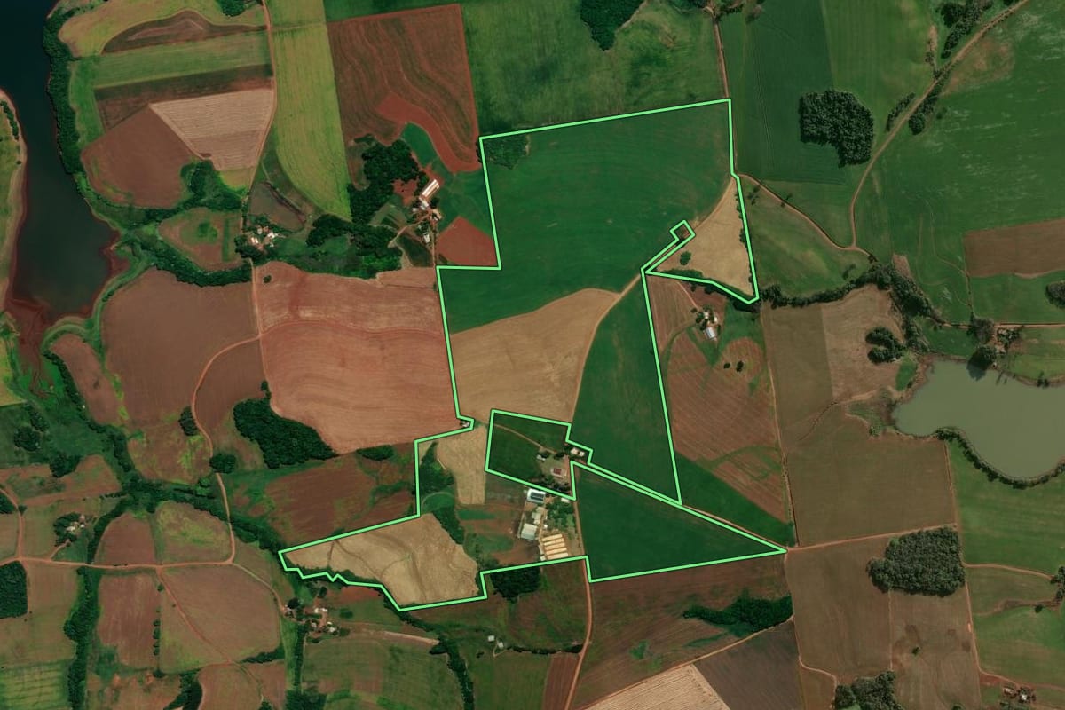 Imagem de satélite do imóvel rural em Ronda Alta (RS), com o contorno declarado no CAR desenhado por cima.