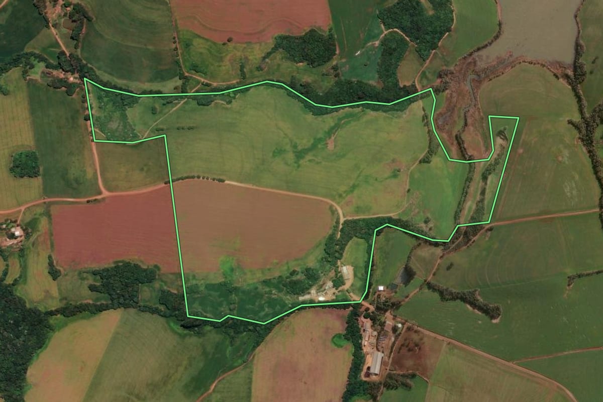 Imagem de satélite do imóvel rural em Ronda Alta (RS), com o contorno declarado no CAR desenhado por cima.