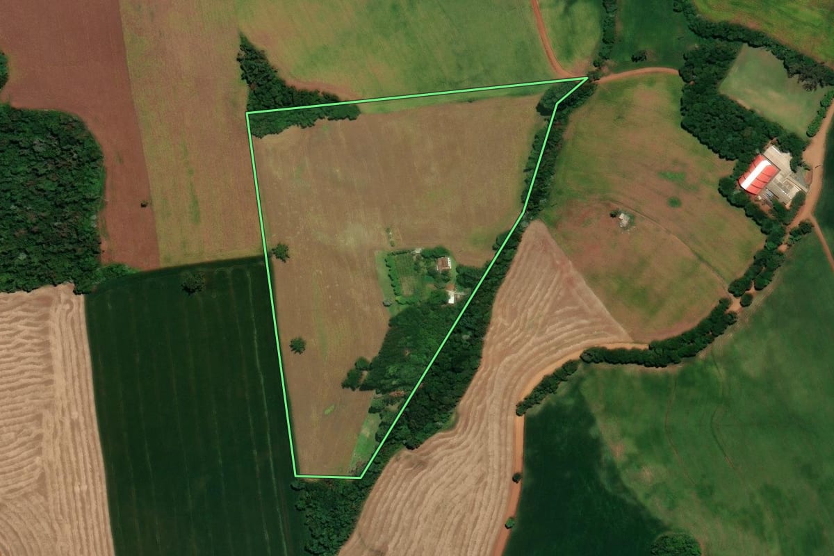 Imagem de satélite do imóvel rural em Ronda Alta (RS), com o contorno declarado no CAR desenhado por cima.