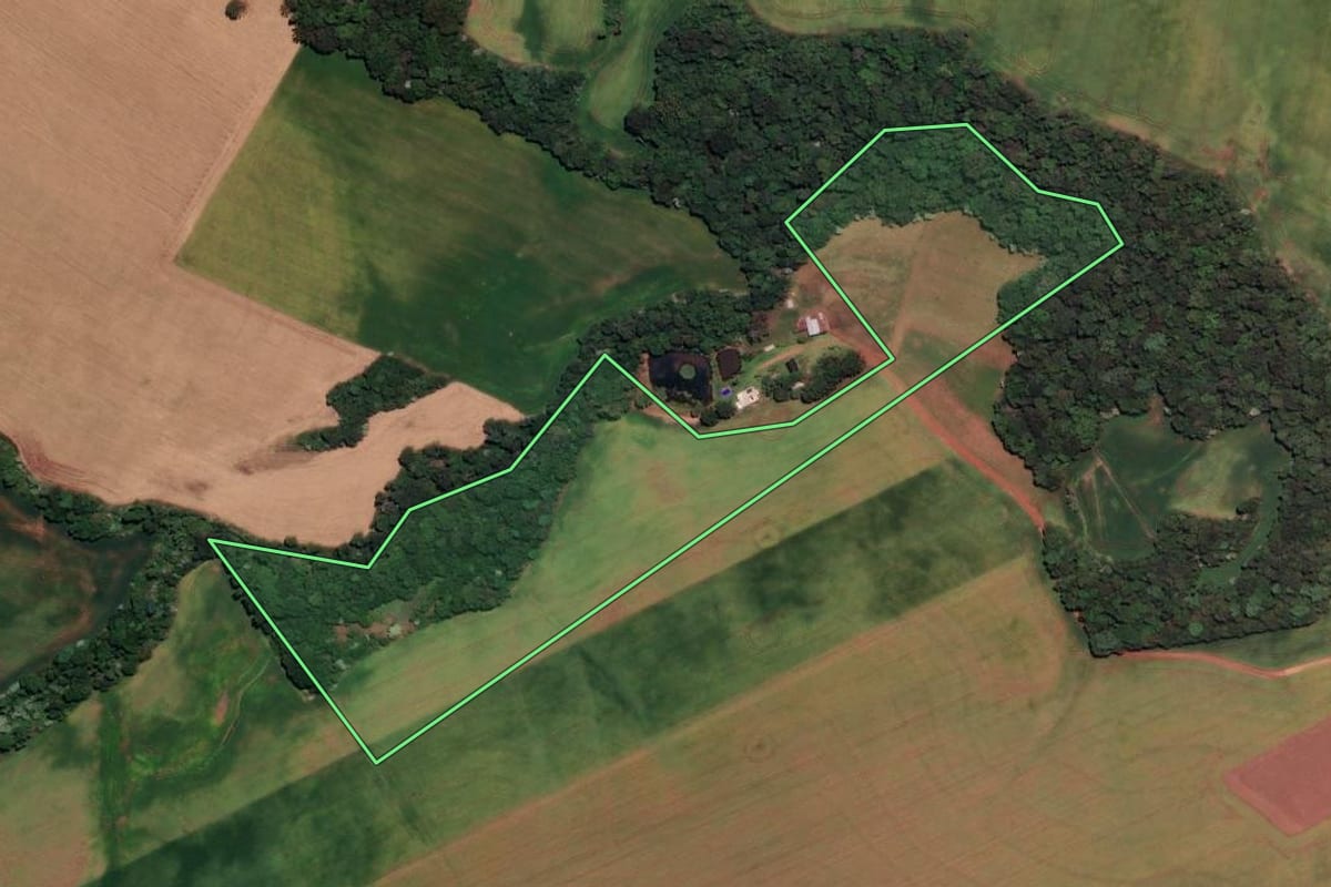 Imagem de satélite do imóvel rural em Ronda Alta (RS), com o contorno declarado no CAR desenhado por cima.