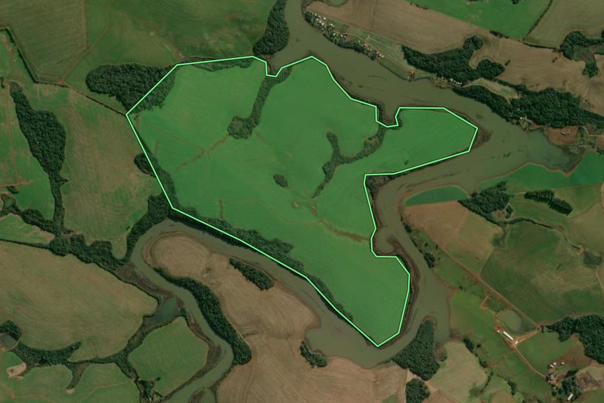 Imagem de satélite do imóvel rural em Ronda Alta (RS), com o contorno declarado no CAR desenhado por cima.